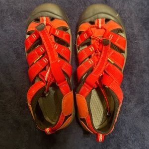 New Keens Sandals. Y6 or W8
